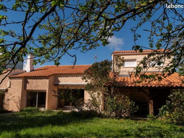 Propriété 8 pièces 240 m²