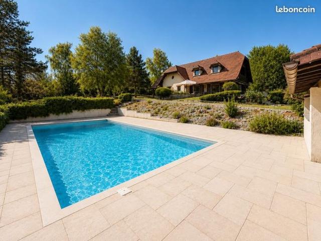 Propriété 8 pièces 240 m²