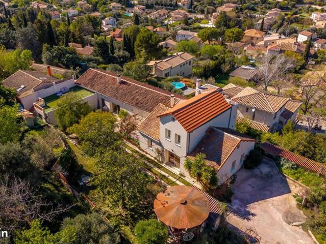 Propriété 8 pièces 240 m²