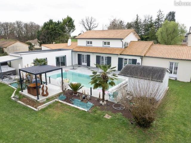 Propriété 8 pièces 243 m²