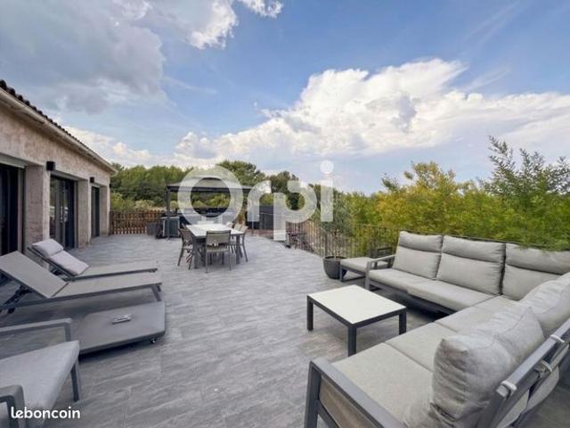 Propriété 8 pièces 256 m²