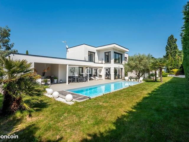 Propriété 8 pièces 258 m²