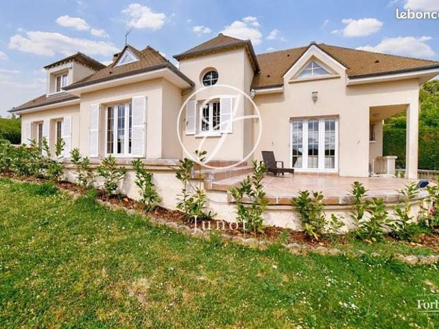 Propriété 8 pièces 259 m²