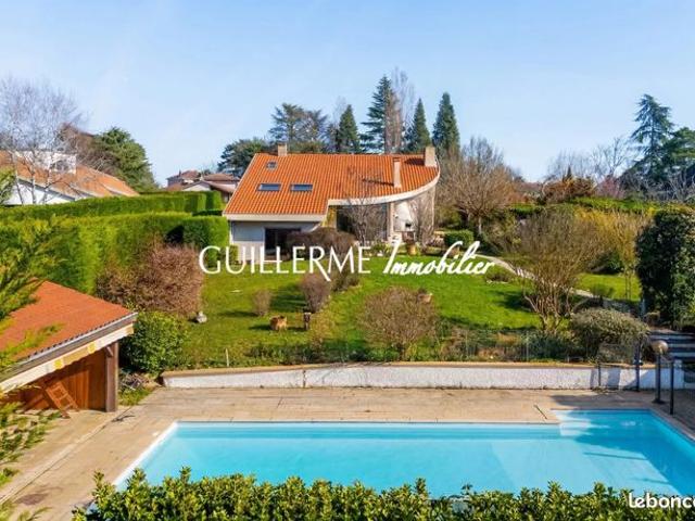 Propriété 8 pièces 251 m²