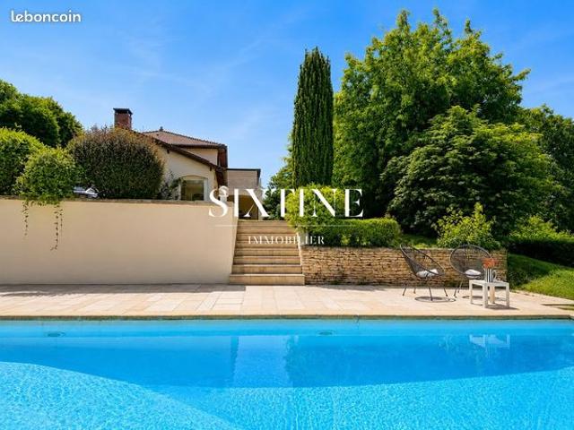 Propriété 8 pièces 253 m²