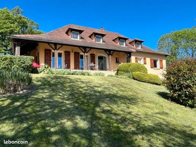 Propriété 8 pièces 266 m²