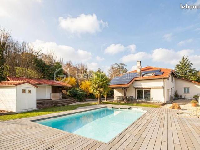Propriété 8 pièces 274 m²