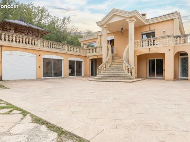 Propriété 8 pièces 270 m²