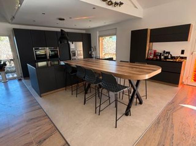 Propriété 8 pièces 271 m² sur 9 766 m² de terrain avec piscine et dépendances