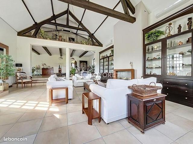Propriété 8 pièces 318 m²
