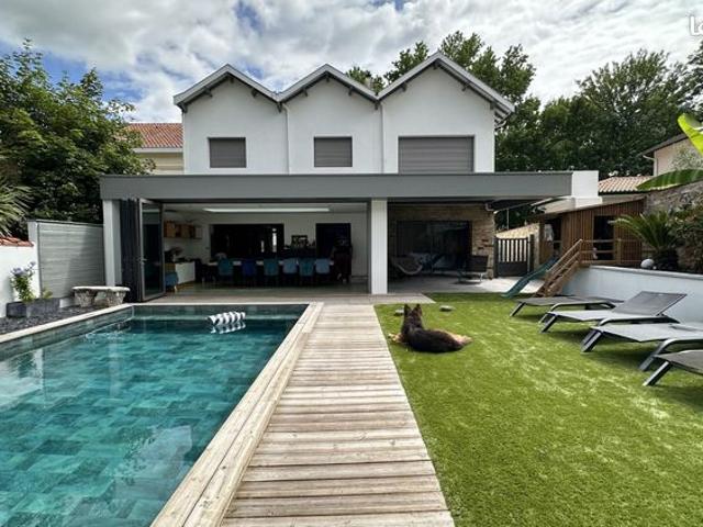 Propriété 8 pièces 320 m²
