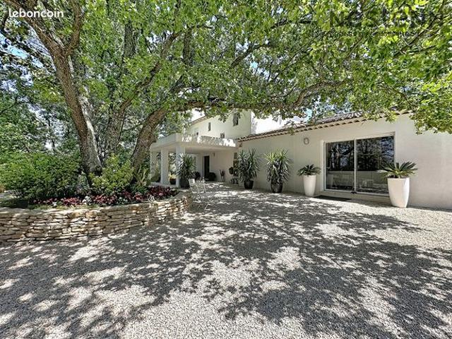 Propriété 8 pièces 374 m²
