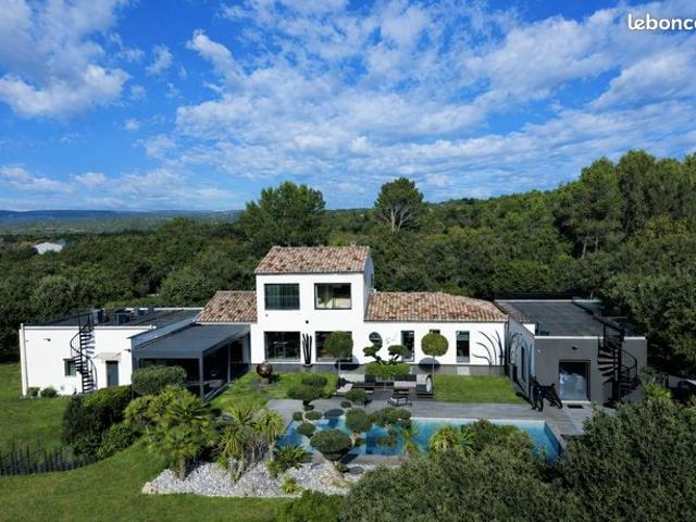 Propriété 8 pièces 380 m²