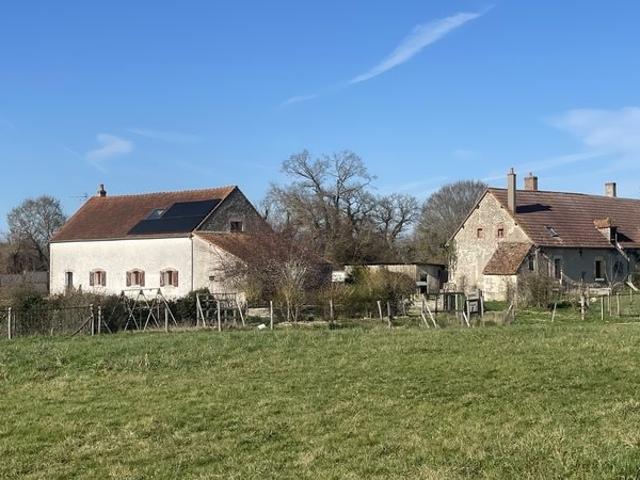 Magnifique maison de campagne avec dépendances 8 pièces sur. 200m² La charité sur loire