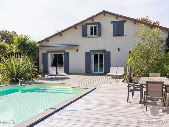 Propriété 9 pièces 210 m²