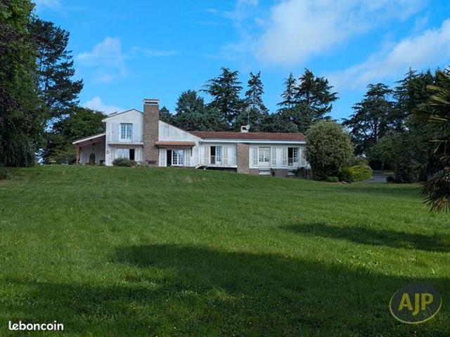 Propriété 9 pièces 211 m²