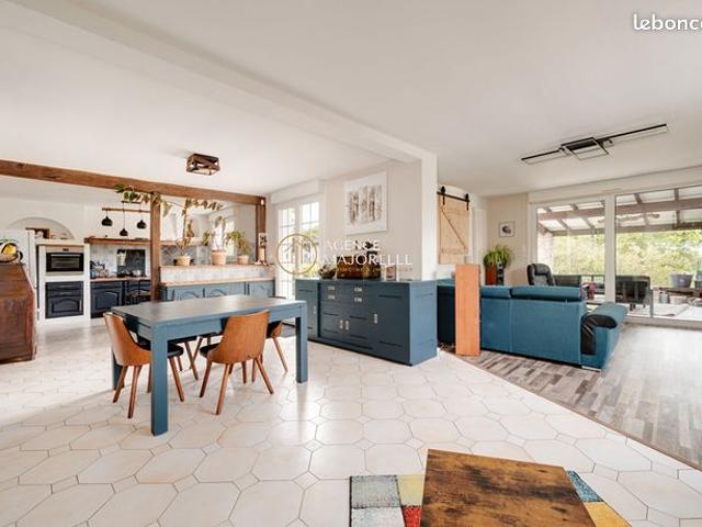 Propriété 9 pièces 221 m²