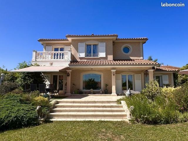 Propriété 9 pièces 233 m²