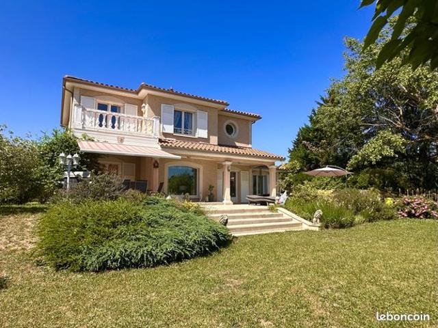 Propriété 9 pièces 233 m²