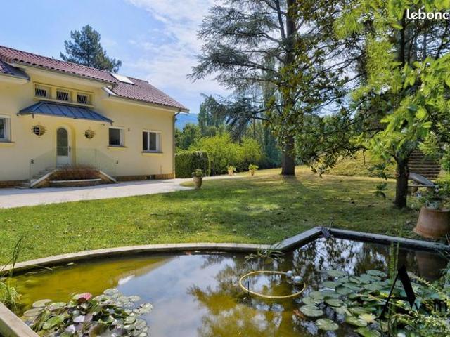 Propriété 9 pièces 240 m²