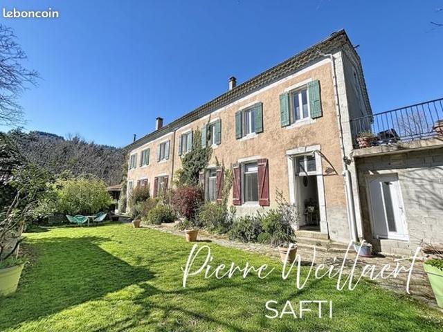 Propriété 9 pièces 240 m²
