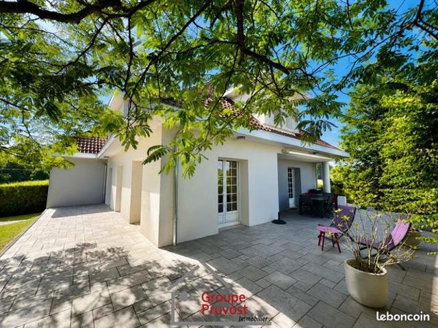Propriété 9 pièces 243 m²