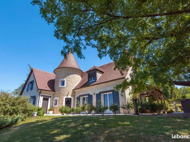 Propriété 9 pièces 253 m²