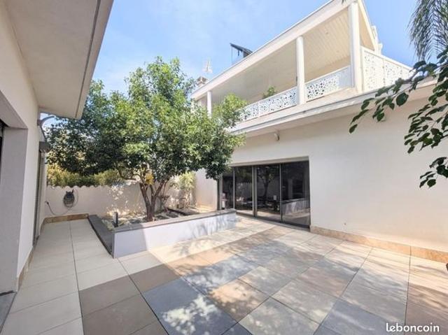 Propriété 9 pièces 261 m²