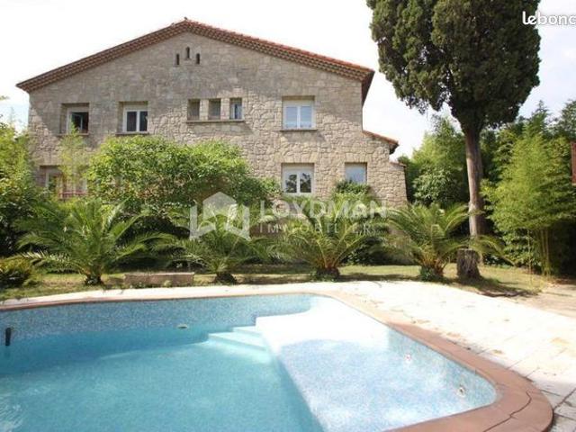Propriété 9 pièces 270 m²