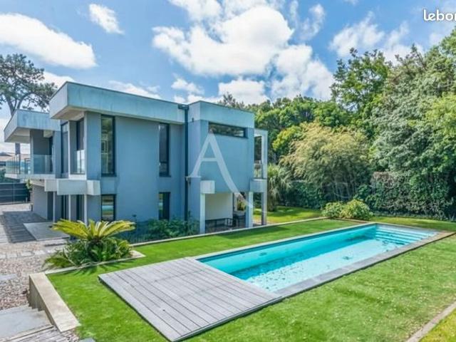 Propriété 9 pièces 300 m²