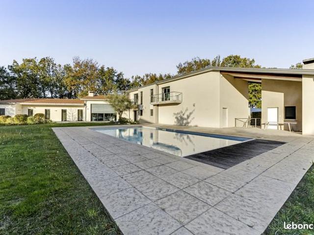Propriété 9 pièces 327 m²