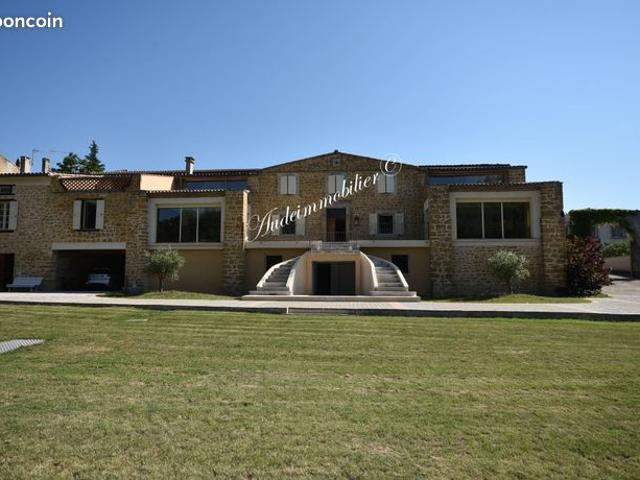 Propriété 9 pièces 424 m²