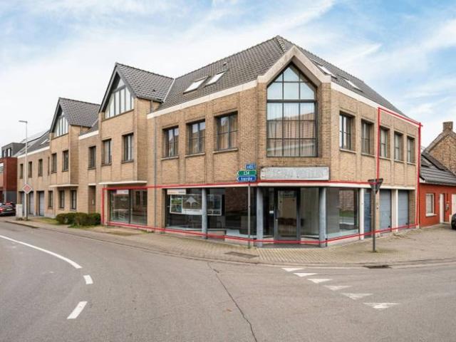Propriété commerciale avec maison, studio, entrepôt et grand