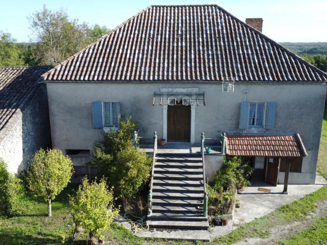 propriété composé d'une maison d'habitation et de 3 dépendances sur un terrain d'env 6 hectares