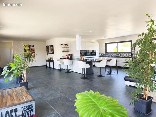 Propriété composée de 2 constructions récentes sur 2000 m2 terrain