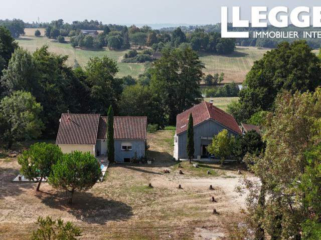 Propriété composée de 2 maisons, piscine et terrain, d'une grange avec box et d'un appentis couvert