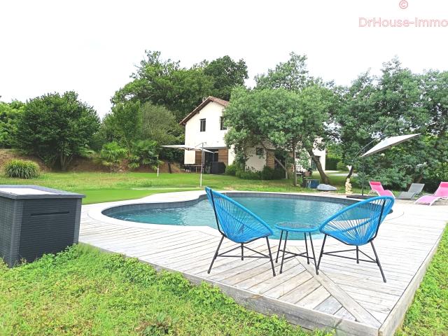 Propriété composée de deux habitations avec piscine