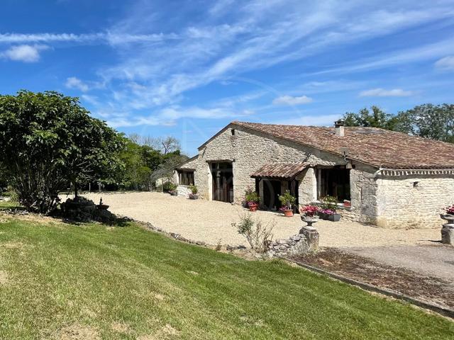 Propriété composée de deux maisons dans un cadre idyllique 315m² Duras