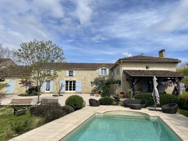 Propriété composée de trois logements avec piscine