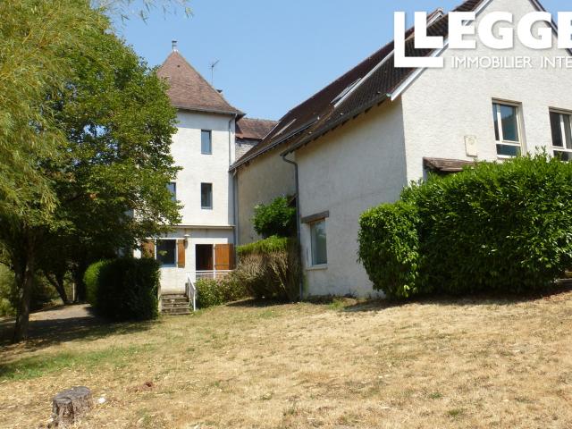 Propriété composée de trois maisons et d'une piscine