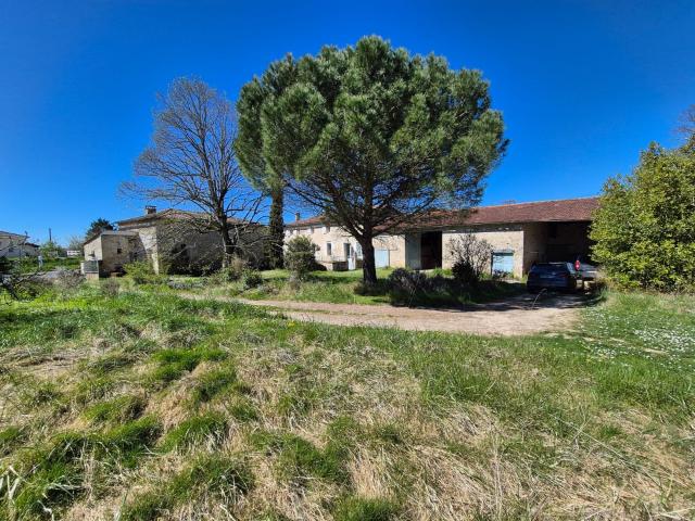 Propriété comprenant une maison en pierre de 271 m2, une sec. 271m² Sauveterre De Guyenne