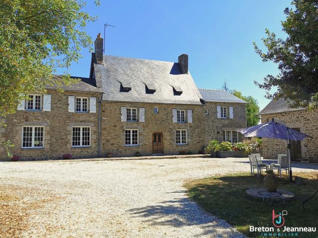 Propriété comprenant maison et gîtes sur 1 ha 27 en Mayenne 414m² Aron