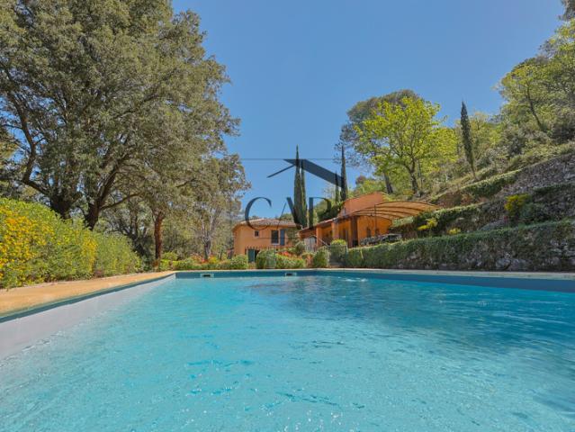 Propriété confidentielle avec piscine sur 3,7 hectares à Aix