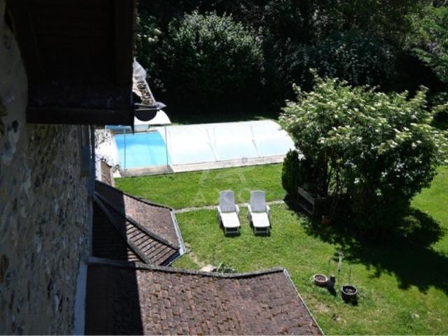 Propriété confidentielle et de caractère – Maison principale longère, piscine et magnifique terrain arboré aux portes de la Normandie
