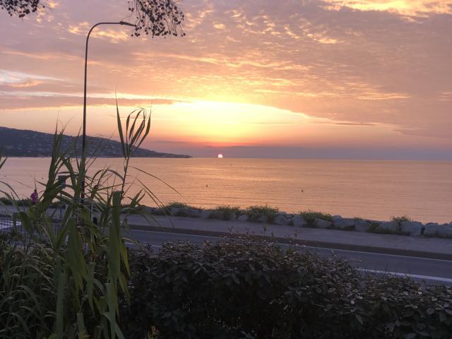 Propriété constructible front de mer à Sainte Maxime 2 641 m2 avec maison existante et vue mer panoramique
