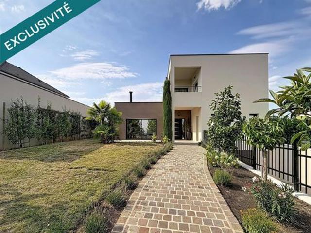 Propriété contemporaine avec piscine, jardin paysager et sous sol aménagé