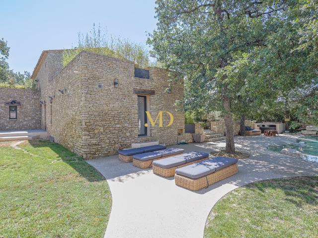 Propriété contemporaine avec vue et piscine
