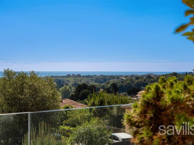 Propriété contemporaine avec vue mer dans un environnement c. 224m² Biot