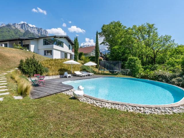 Propriété contemporaine côté lac, avec vue lac et montagnes