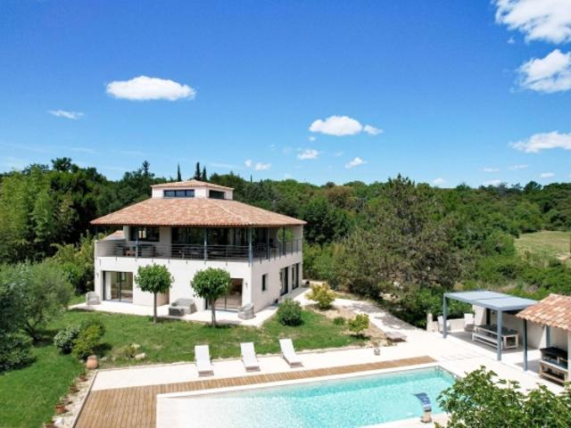 Propriété contemporaine d'architecte aux lignes uniques